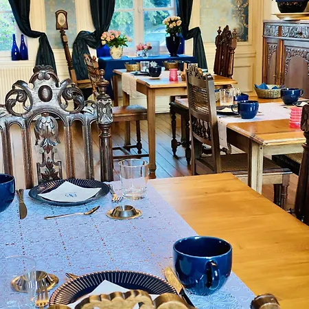 D'hotes Marina - Chateau Le Bas Bleu Homestay