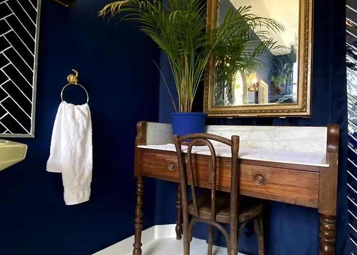 D'hotes Marina - Chateau Le Bas Bleu Homestay *